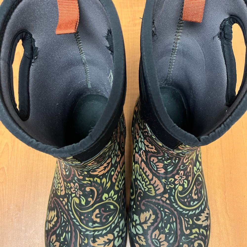 Bogs Woman’s paisley Floral Patterned Boots size 11 EUC - Picture 2 of 9